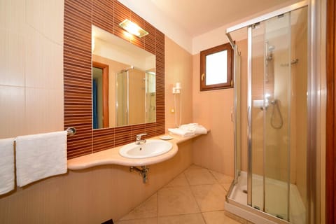 Triple Room | Bathroom | Shower, free toiletries, hair dryer, bidet