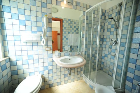 Standard Room, 1 Double Bed | Bathroom | Shower, free toiletries, hair dryer, bidet