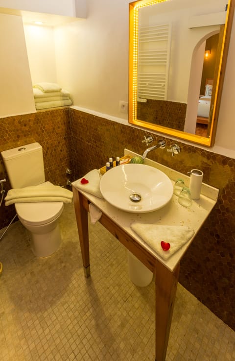 Standard Double Room | Bathroom | Shower, free toiletries, hair dryer, towels