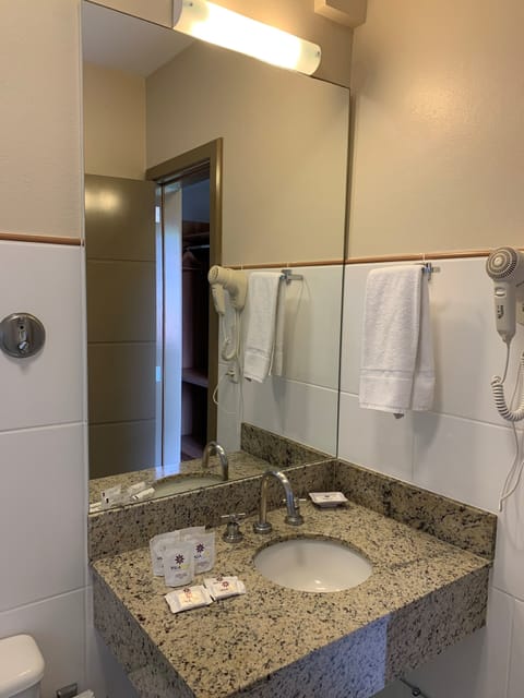 Deluxe Apartment, Lanai | Bathroom | Shower, free toiletries, hair dryer, towels