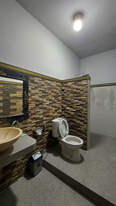 Deluxe Bungalow | Bathroom | Shower, rainfall showerhead, free toiletries, hair dryer