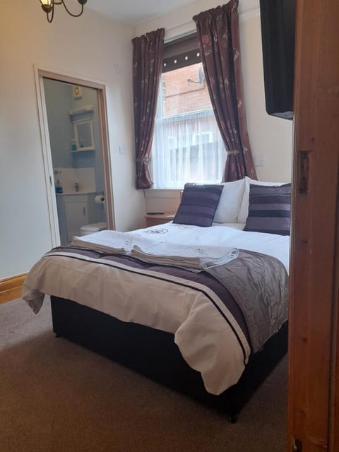 Double Room, Ensuite, Ground Floor | Blackout drapes, iron/ironing board, free WiFi, bed sheets