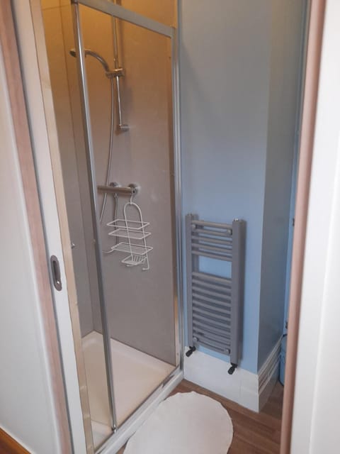 Double Room, Ensuite, Ground Floor | Bathroom | Hair dryer, towels, soap, shampoo