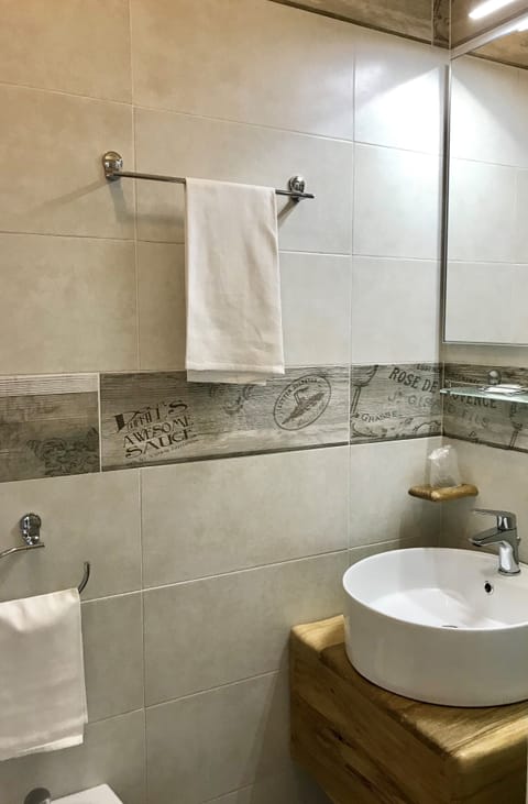 Economy Room, Private Bathroom | Bathroom | Shower, free toiletries, hair dryer, bidet