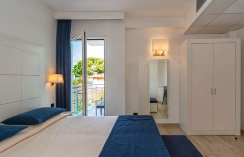 Classic Double Room | Minibar, in-room safe, desk, soundproofing