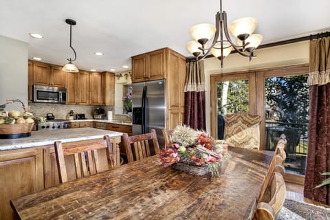 Townhome, 4 Bedrooms | Private kitchen | Fridge, microwave, oven, dishwasher