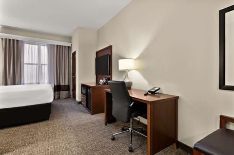 Suite, Non Smoking | 1 bedroom, hypo-allergenic bedding, desk, iron/ironing board