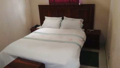 Standard Room, 1 Bedroom | Desk, laptop workspace, free WiFi, bed sheets