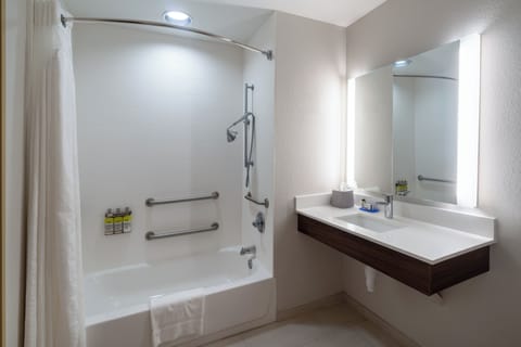 Combined shower/tub, hair dryer, towels