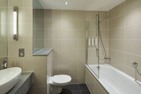 Combined shower/tub, free toiletries, hair dryer, towels