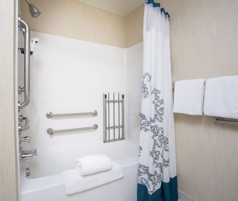 Combined shower/tub, hair dryer, towels