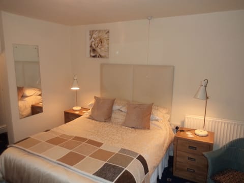 Double Room, Ensuite | Desk, iron/ironing board, free WiFi, bed sheets