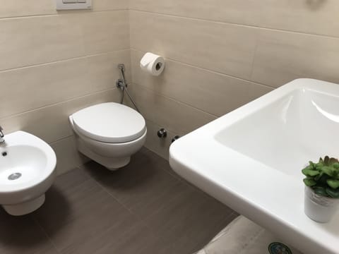 Triple Room | Bathroom | Shower, free toiletries, hair dryer, bidet