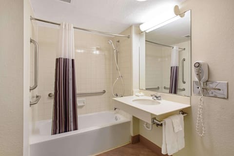 Combined shower/tub, free toiletries, hair dryer, towels