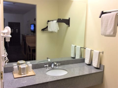 Combined shower/tub, free toiletries, hair dryer, towels