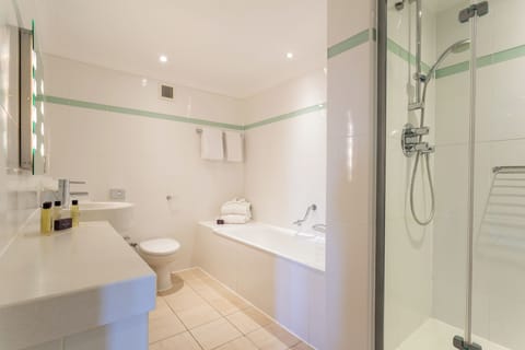 Ambassador Suite | Bathroom | Combined shower/tub, free toiletries, hair dryer, towels