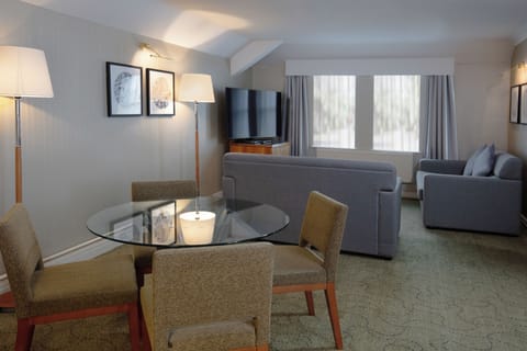 Ambassador Suite | In-room safe, desk, iron/ironing board, free WiFi