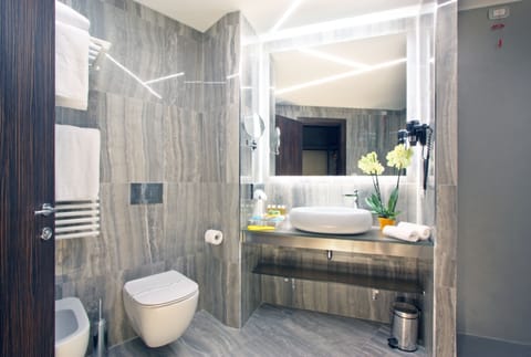 Deluxe Room | Bathroom | Free toiletries, hair dryer, slippers, bidet