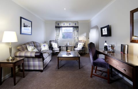 Suite, 1 Double Bed | In-room safe, individually decorated, individually furnished, desk