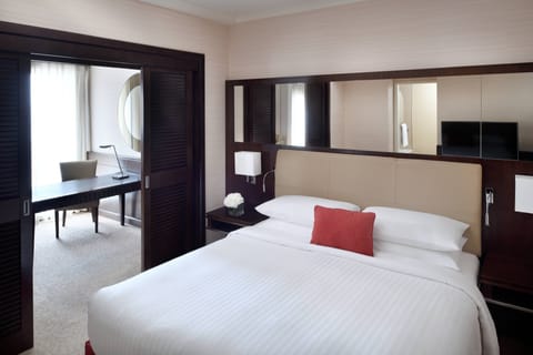 Executive Suite, 1 Bedroom | Premium bedding, down comforters, minibar, in-room safe