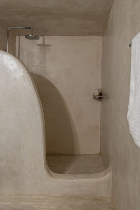 Senior Suite, Jetted Tub (Caldera View) | Bathroom | Shower, rainfall showerhead, free toiletries, hair dryer