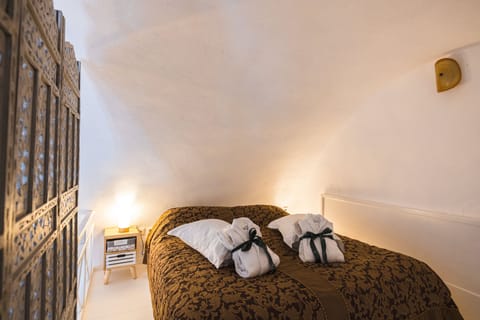 Summer Lovers Villa with Outdoor Whirlpool, Caldera View | Premium bedding, in-room safe, soundproofing, iron/ironing board