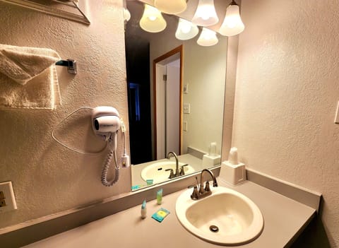 Laptop workspace, iron/ironing board, free WiFi, bed sheets