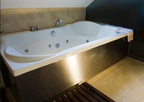 Superior Double Room (Deluxe) | Deep soaking bathtub