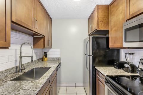 Suite, 1 Bedroom | Private kitchen | Microwave, dishwasher, eco-friendly cleaning products