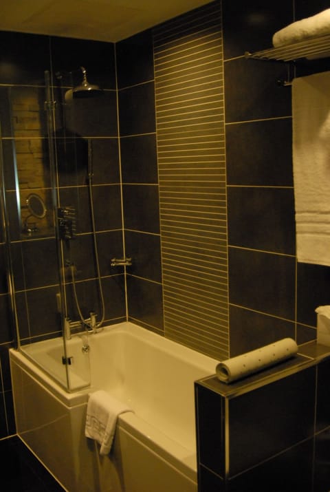 Suite, 2 Double Beds | Bathroom | Combined shower/tub, free toiletries, hair dryer, towels