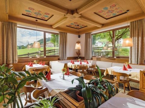 Breakfast and dinner served, local cuisine