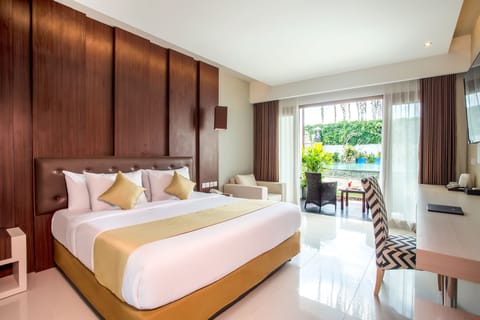 Deluxe Pool Access | 1 bedroom, minibar, in-room safe, desk