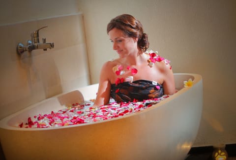 Couples treatment rooms, hot springs, body treatments, aromatherapy