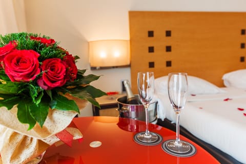 Romantic Double Room | Minibar, in-room safe, desk, soundproofing