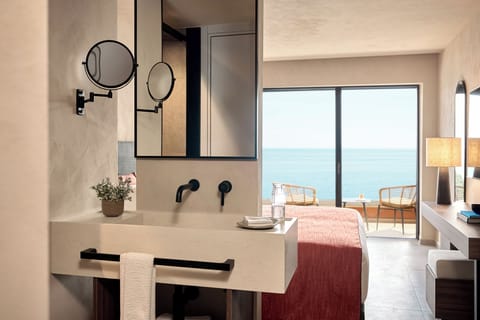 Deluxe Room with Sea View | Bathroom | Free toiletries, hair dryer, bathrobes, slippers