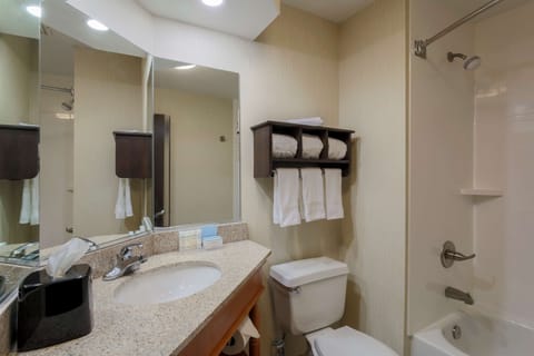 Room, 1 Queen Bed, Non Smoking | Bathroom | Combined shower/tub, free toiletries, hair dryer, towels