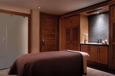 Couples treatment rooms, steam room, body treatments, aromatherapy