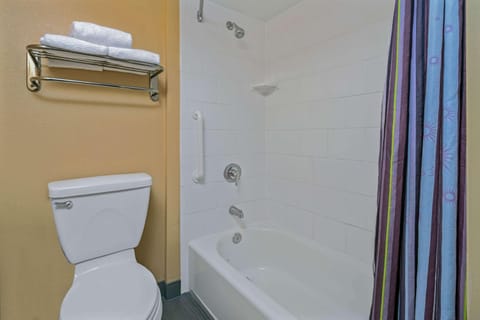 Combined shower/tub, free toiletries, hair dryer, towels