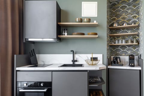 Deluxe Studio, 1 King Bed with Sofa bed | Private kitchen | Coffee/tea maker, electric kettle