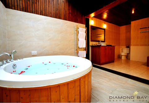 Jacuzzi Sea View | Bathroom | Free toiletries, hair dryer, bathrobes, slippers