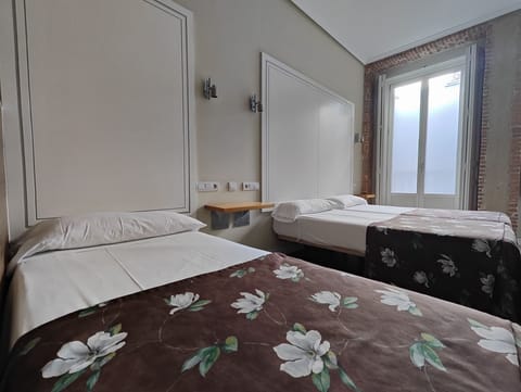 Superior Triple Room | Desk, iron/ironing board, free WiFi, bed sheets