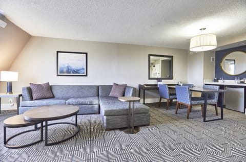 Suite | Living area | 50-inch flat-screen TV with satellite channels, TV