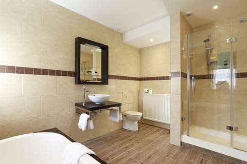 Family Room | Bathroom | Combined shower/tub, free toiletries, hair dryer, towels