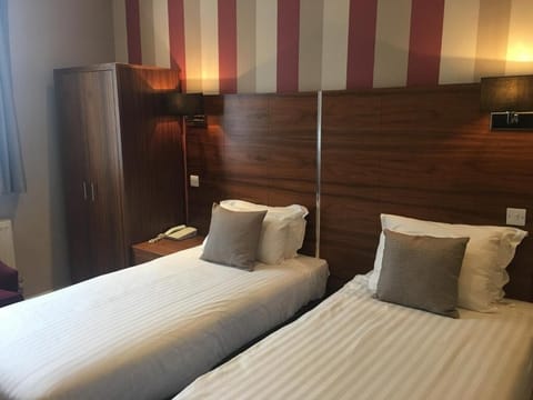 Twin Room | Desk, iron/ironing board, free WiFi, bed sheets