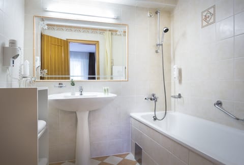 Superior double room with extra bed | Bathroom | Free toiletries, hair dryer, towels