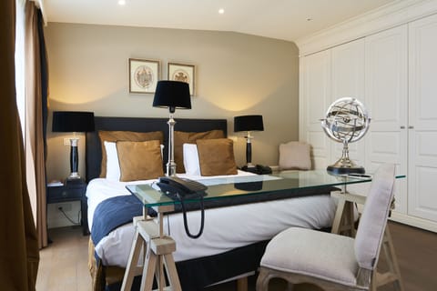 Business Room, 1 King Bed | Premium bedding, pillowtop beds, minibar, in-room safe