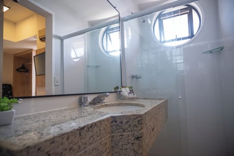 Suite Executiva | Bathroom | Shower, free toiletries, towels