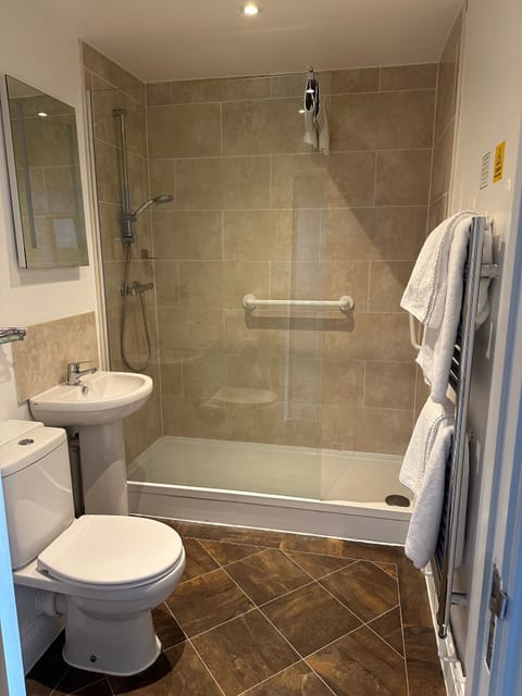 Superior Room, 2 Twin Beds, Non Smoking | Bathroom | Shower, free toiletries, hair dryer, towels