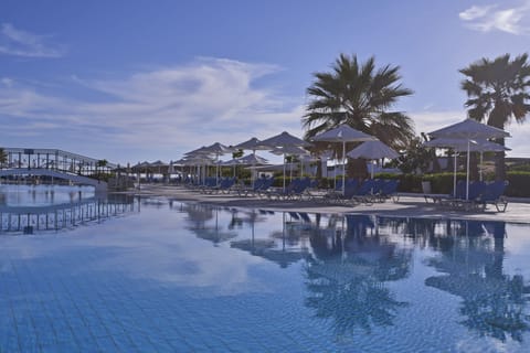 4 outdoor pools, open 10:00 AM to 6:00 PM, pool umbrellas, sun loungers