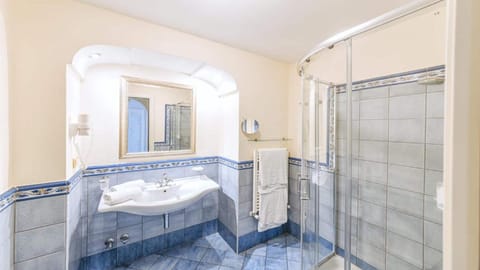 Shower, free toiletries, hair dryer, bidet